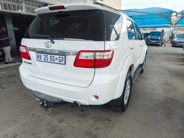 2012-Toyota-Fortuner-30-D-4D-Raised-Body image:4