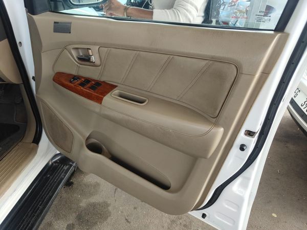 2012-Toyota-Fortuner-30-D-4D-Raised-Body image:7