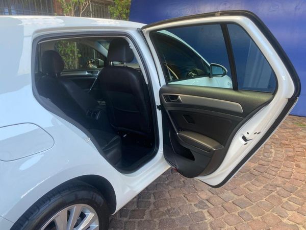 2014-Volkswagen-Golf-VII-14-TSI-Comfortline-Auto image:10