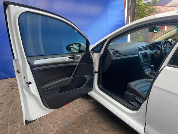 2014-Volkswagen-Golf-VII-14-TSI-Comfortline-Auto image:11