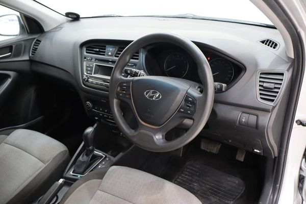 2015-Hyundai-i20-14-Fluid-Auto image:9