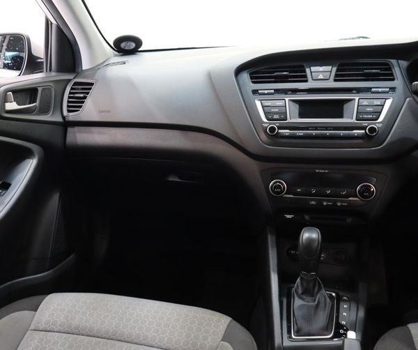 2015-Hyundai-i20-14-Fluid-Auto image:10