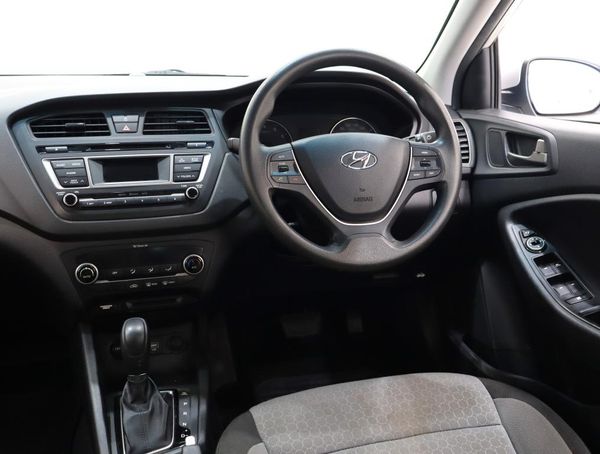 2015-Hyundai-i20-14-Fluid-Auto image:11