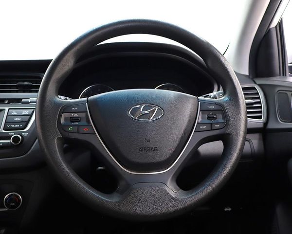 2015-Hyundai-i20-14-Fluid-Auto image:13