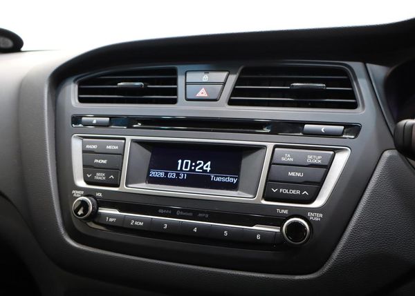 2015-Hyundai-i20-14-Fluid-Auto image:14