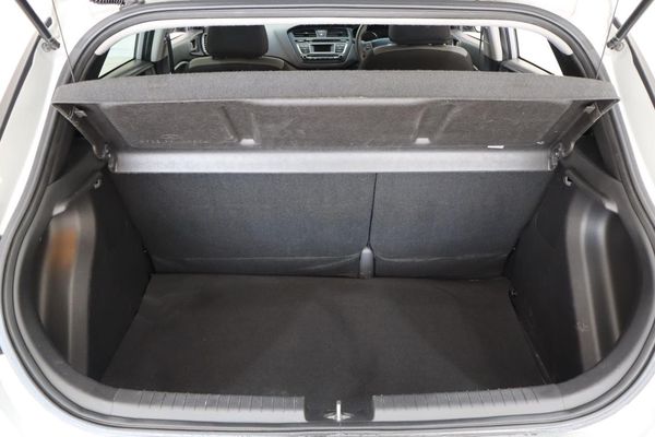 2015-Hyundai-i20-14-Fluid-Auto image:17