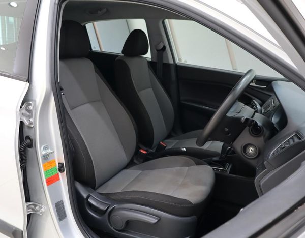 2015-Hyundai-i20-14-Fluid-Auto image:18