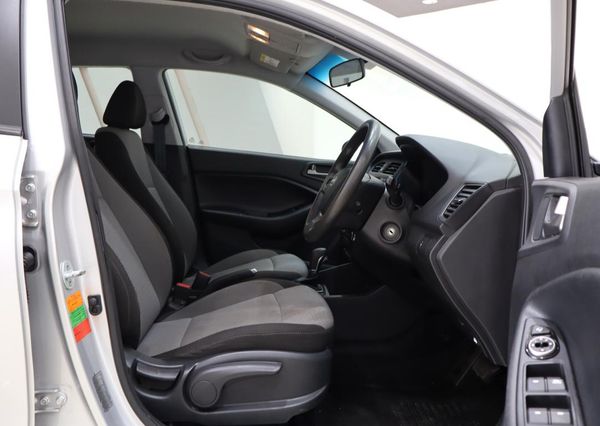 2015-Hyundai-i20-14-Fluid-Auto image:19