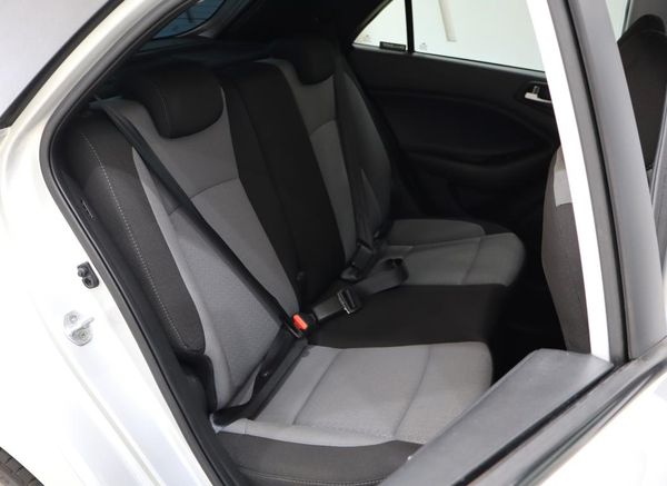 2015-Hyundai-i20-14-Fluid-Auto image:20
