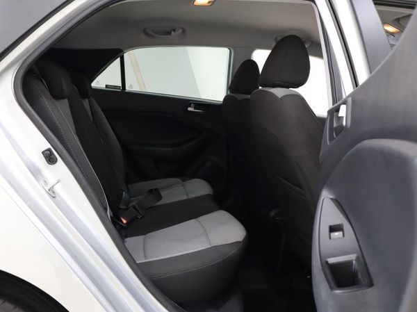 2015-Hyundai-i20-14-Fluid-Auto image:21