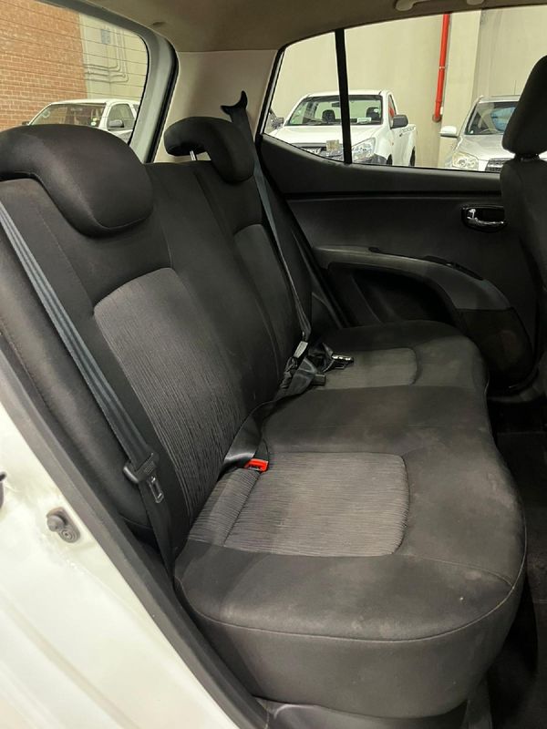 2015-Hyundai-i10-125-Glide image:10