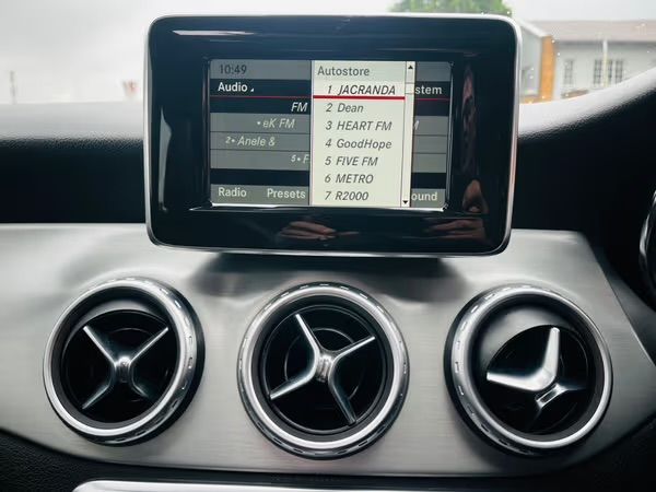 2015-Mercedes-Benz-GLA-250-4Matic-Petrol-Auto-R4900-pm image:10