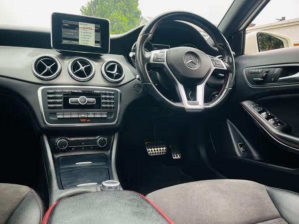 2015-Mercedes-Benz-GLA-250-4Matic-Petrol-Auto-R4900-pm image:17