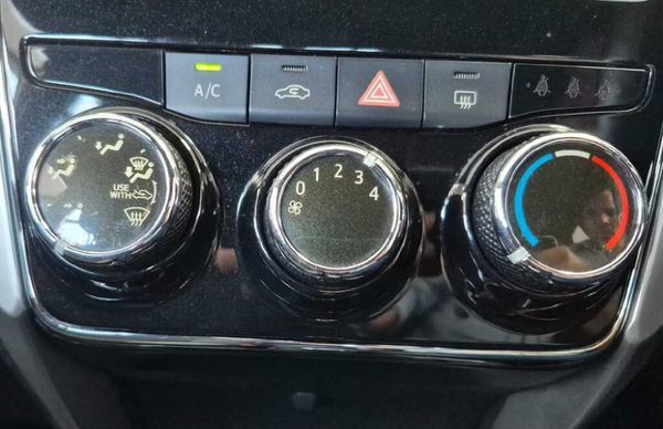 2018-Toyota-Yaris-15-XS-5-dr image:12