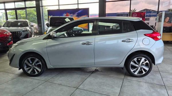 2018-Toyota-Yaris-15-XS-5-dr image:3