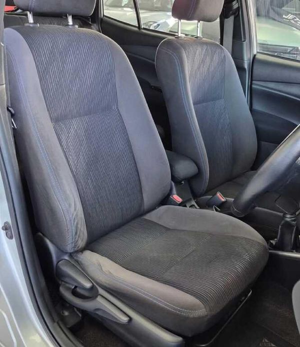 2018-Toyota-Yaris-15-XS-5-dr image:5