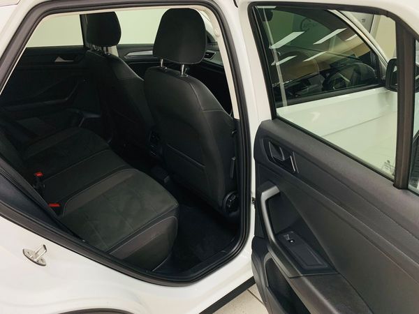2022-Volkswagen-T-Roc-14-TSI-Design-Auto image:6