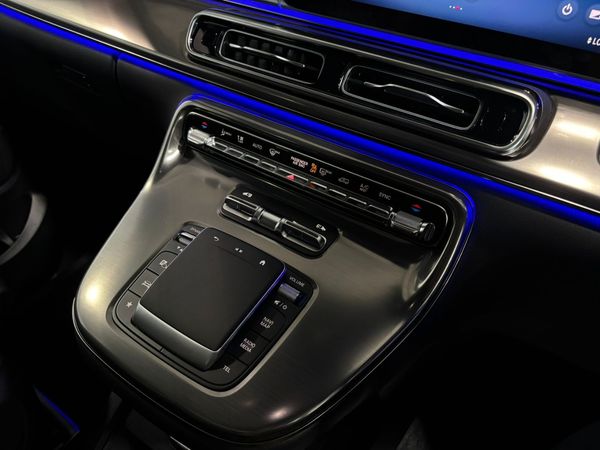 2026-Mercedes-Benz-V-Class-V-300d-Exclusive image:11