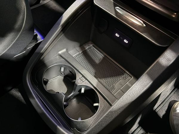 2026-Mercedes-Benz-V-Class-V-300d-Exclusive image:12