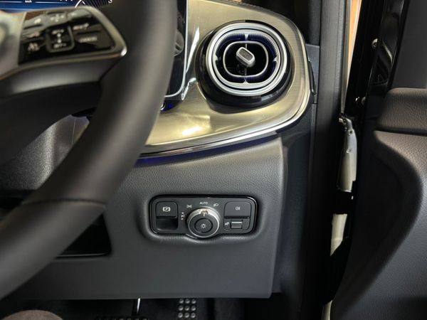 2026-Mercedes-Benz-V-Class-V-300d-Exclusive image:5