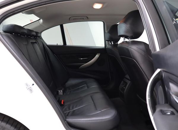 2012-BMW-3-Series-320i-Auto image:17