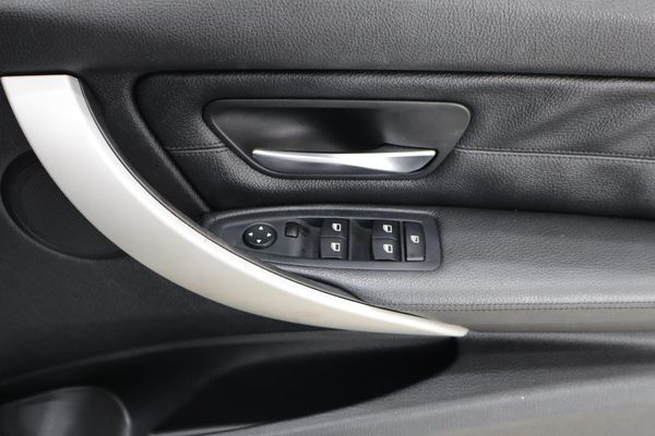 2012-BMW-3-Series-320i-Auto image:19