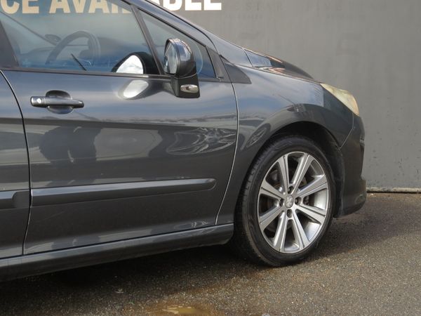 2011-Peugeot-308-16T-Premium image:9