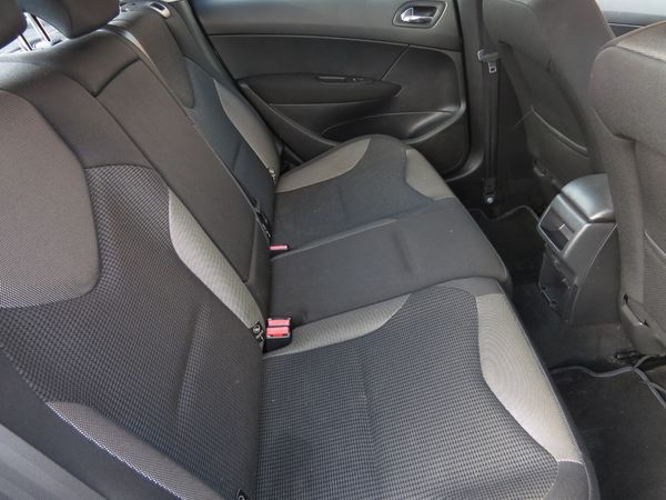 2011-Peugeot-308-16T-Premium image:12