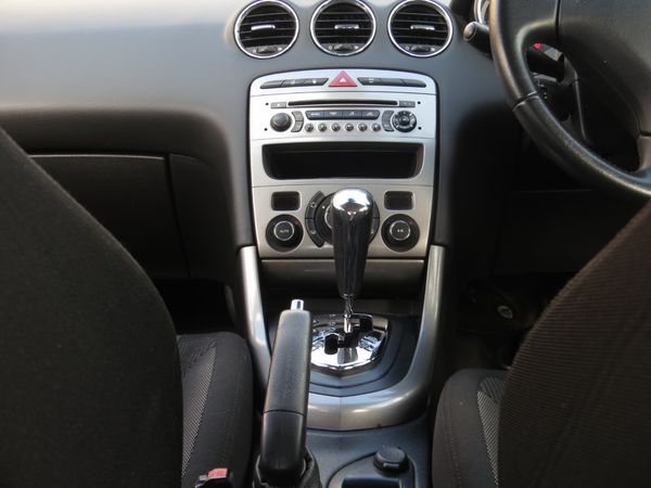 2011-Peugeot-308-16T-Premium image:13