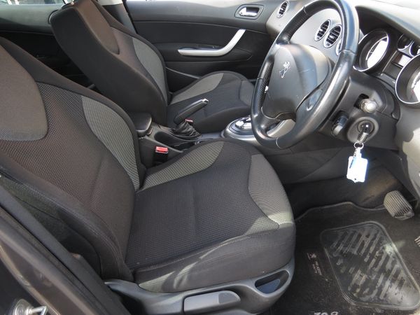 2011-Peugeot-308-16T-Premium image:14