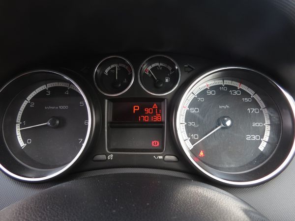 2011-Peugeot-308-16T-Premium image:15