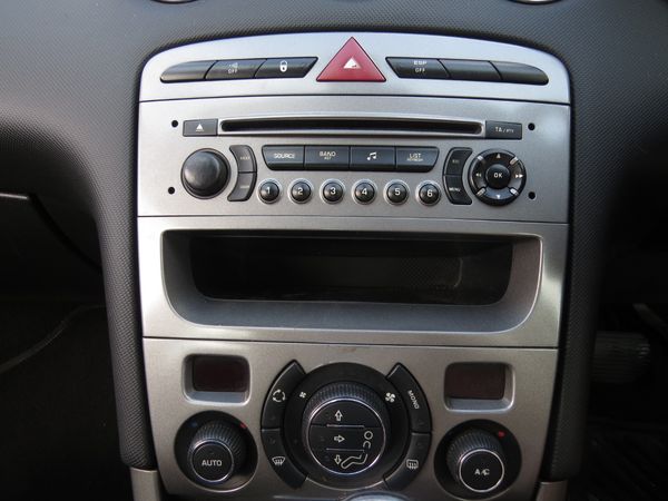 2011-Peugeot-308-16T-Premium image:17