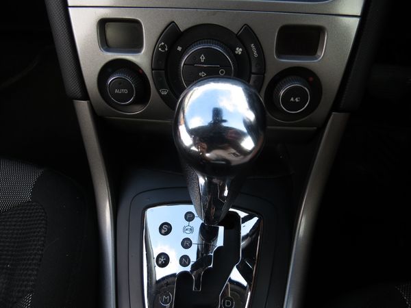 2011-Peugeot-308-16T-Premium image:18