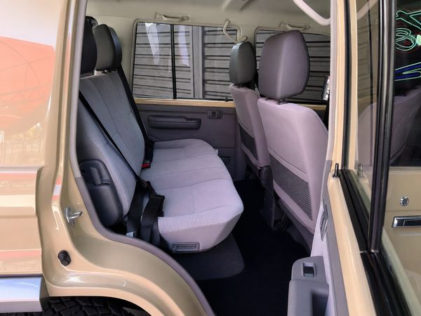 2017-Toyota-Land-Cruiser-76-45-D-V8-Station-Wagon image:9