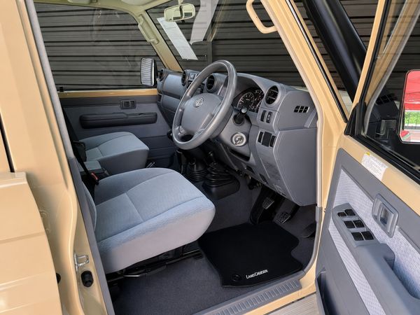 2017-Toyota-Land-Cruiser-76-45-D-V8-Station-Wagon image:10