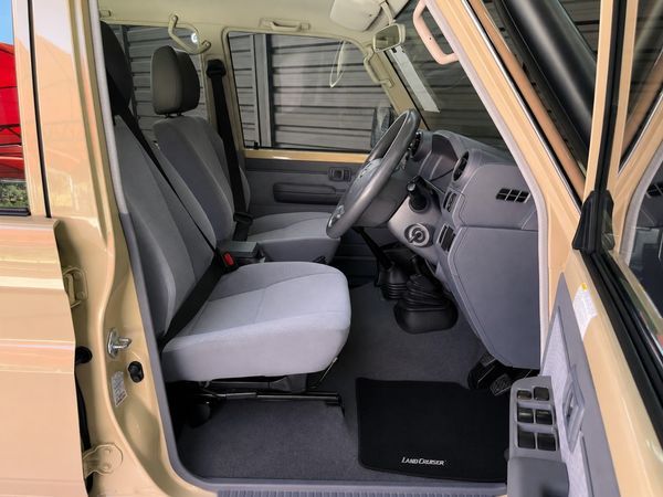 2017-Toyota-Land-Cruiser-76-45-D-V8-Station-Wagon image:11