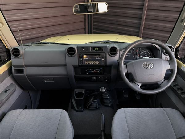2017-Toyota-Land-Cruiser-76-45-D-V8-Station-Wagon image:13
