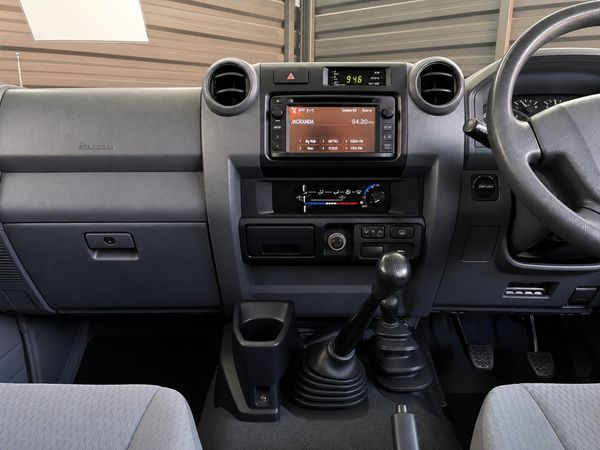 2017-Toyota-Land-Cruiser-76-45-D-V8-Station-Wagon image:14