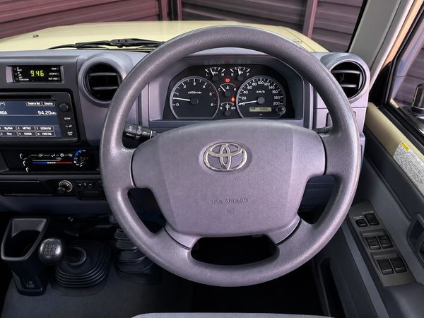 2017-Toyota-Land-Cruiser-76-45-D-V8-Station-Wagon image:15
