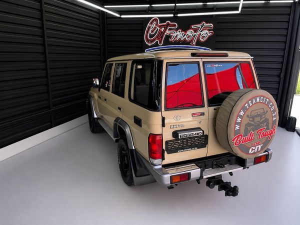 2017-Toyota-Land-Cruiser-76-45-D-V8-Station-Wagon image:6