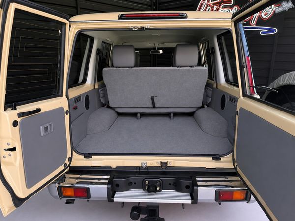 2017-Toyota-Land-Cruiser-76-45-D-V8-Station-Wagon image:8