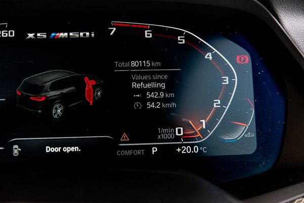 2021-BMW-X5-M50i image:10