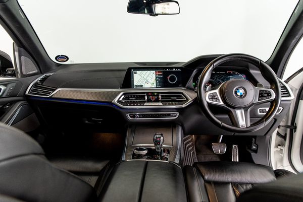 2021-BMW-X5-M50i image:11