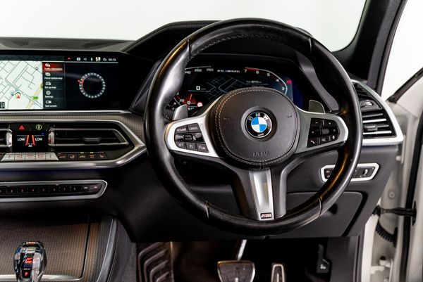 2021-BMW-X5-M50i image:12
