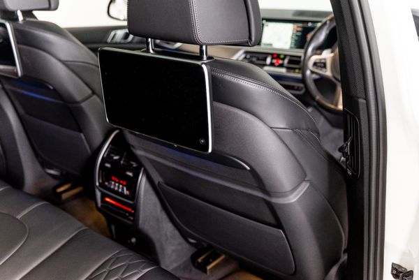 2021-BMW-X5-M50i image:15
