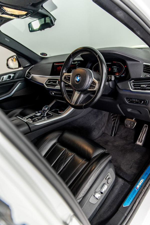 2021-BMW-X5-M50i image:16