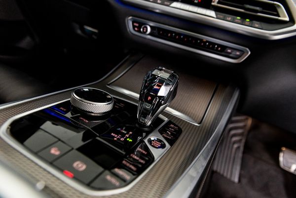 2021-BMW-X5-M50i image:8