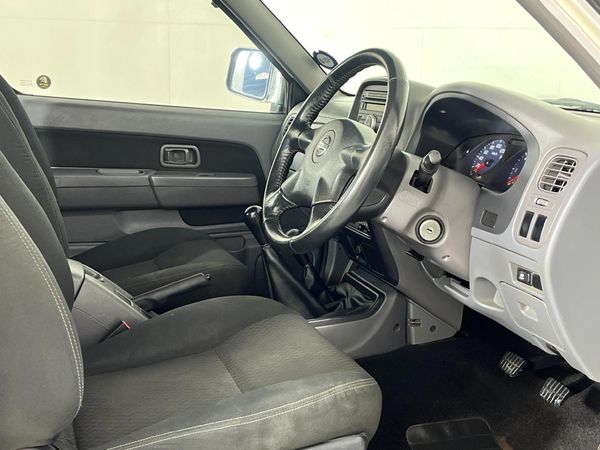 2019-Nissan-NP300-25-TDi-4x4-Double-Cab image:9
