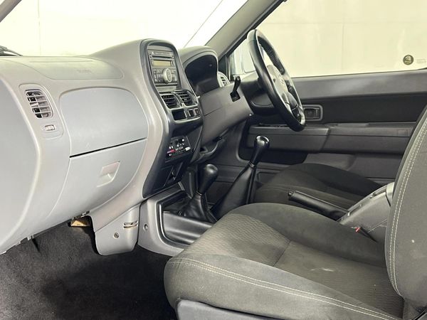 2019-Nissan-NP300-25-TDi-4x4-Double-Cab image:8