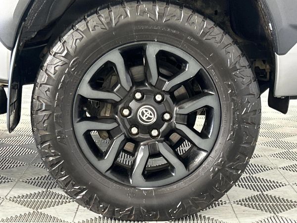 2022-Toyota-Hilux-28-GD-6-Raised-Body-Legend-4x4-Double-Cab image:5